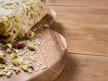 Kahverengi ahşap arka planda meşe ağacının üzerinde fıstıklı susam halkası..