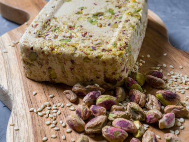 Gri bir arka planda meşe ağacının üzerinde fıstıklı susam halkası..