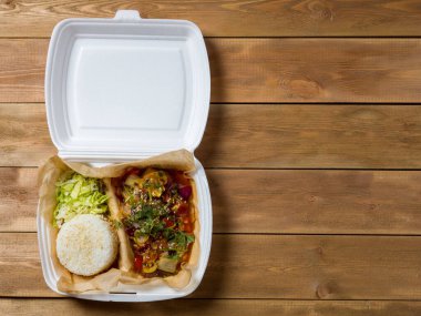 Vietnam yemeği siparişi verdim. Pirinç ve sebzeli ördek göğsü. Üst Manzara. Kopyalama alanı.