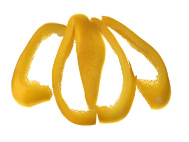 Yakın plan dilimlenmiş sarı dolma biber beyaz arka planda izole edilmiş.