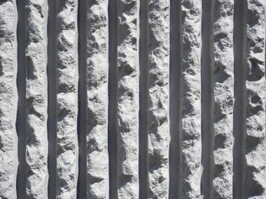 Güneş ışığıyla aydınlatılan dikey dalgalı çizgilerin soyut arkaplanı