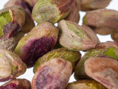 Beyaz arka planda taze soyulmuş fıstık.