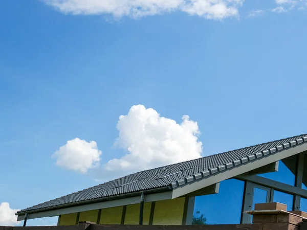 Um fragmento de um telhado de telha metálica com duas janelas dormitório. — Fotografia de Stock