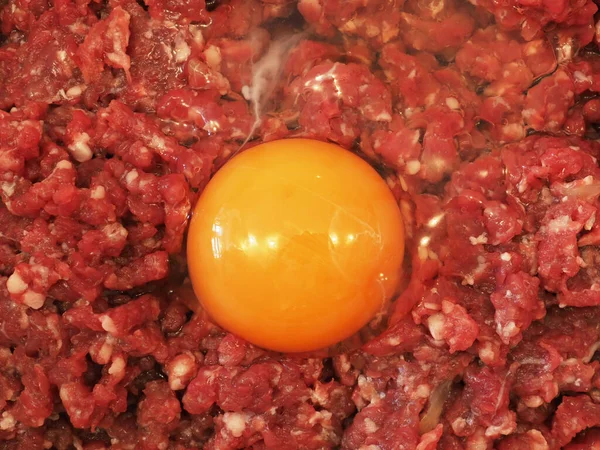 Detailní záběr čerstvé mleté hovězí maso s vejcem a cibulí — Stock fotografie