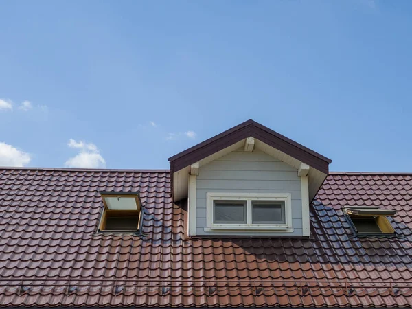 Úlomek střechy z kovových dlaždic se dvěma vikýři. Royalty Free Stock Obrázky