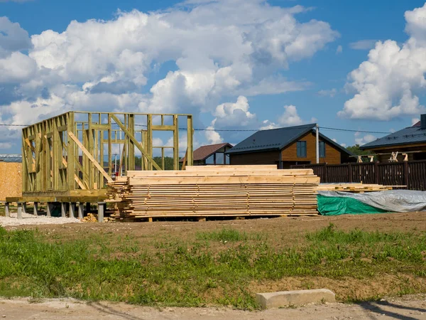 O processo de construção de uma casa de madeira-frame privada. Sob constructio Imagens Royalty-Free