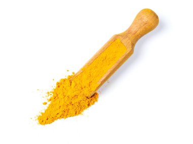 Ahşap bir kepçenin içinde yatan zemin zerdeçal köküne yakın plan. Üst Manzara. Beyaz bir arkaplanda izole edilmiş.