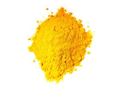 Beyaz bir arka planda izole edilmiş zemin zeminli zerdeçal kökünün yakın çekimi. Üst görünüm.