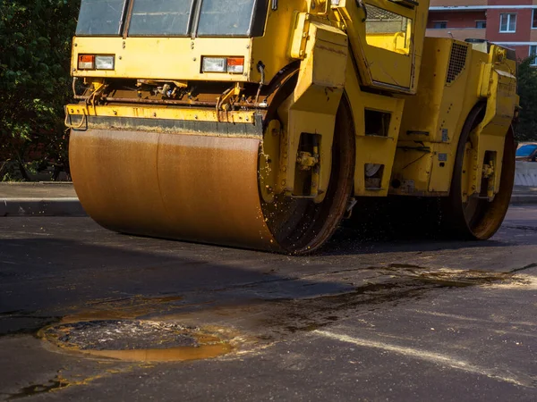 Lägger ny asfalt. Nedre del av Asfalt roller I förgrunden. — Stockfoto