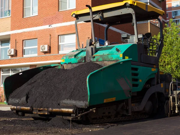 Tampilan depan samping close-up dari jalan paver dalam proses paving aspal. — Stok Foto