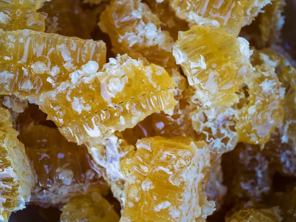 Primer plano de miel dulce en un panal roto en pedazos. —  Fotos de Stock