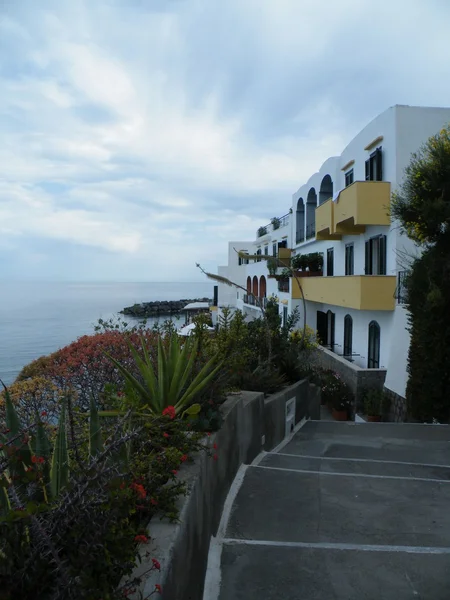 Akşam Iskya adasının sokaklarında.