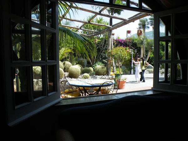 İtalya 'da bir yaz bahçesinde pencere..
