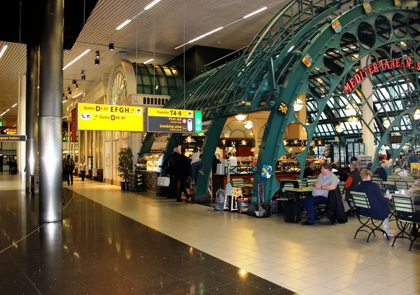 Vue sur le restaurant méditerranéen à l'aéroport d'Amsterdam — Photo