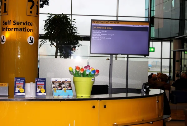 Informationsdisk på flygplatsen i Amsterdam — Stockfoto