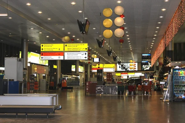 Πινακίδες στο σαλόνι αναχώρησης στο αεροδρόμιο τη νύχτα — Φωτογραφία Αρχείου