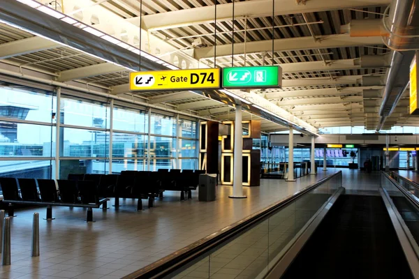 Amsterdam havaalanında kapıda işaretçisine