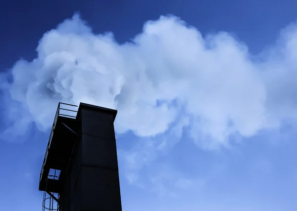 연기와 산업 굴뚝 — 스톡 사진