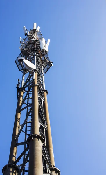 Torre de telecomunicação moderna — Fotografia de Stock