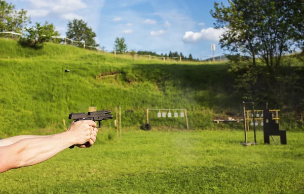 Homem a disparar uma arma — Fotografia de Stock