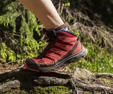 Engebeli bir arazi üzerinde walkin