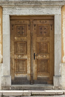 Eski ve restore edilmiş ahşap kilise kapısına