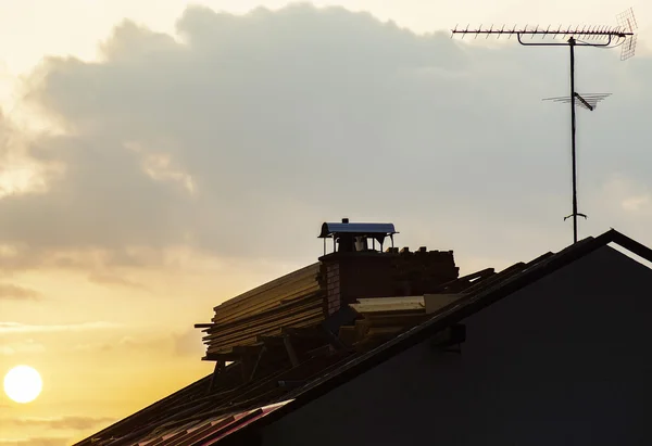 Утренняя сцена ремонта крыши — стоковое фото