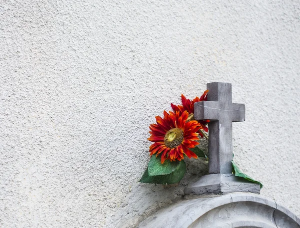 Хрест з квіткою — стокове фото