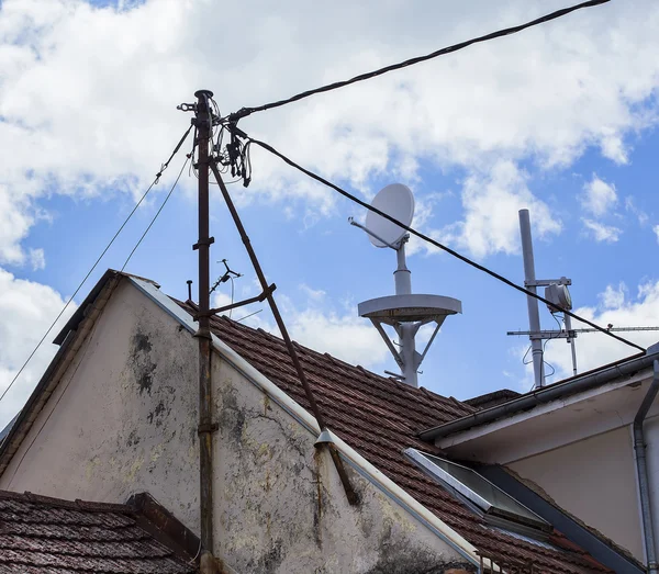 Telecommunication antenna on roof — Stock Photo, Image