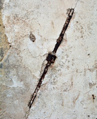 Kravat bar ile eski tuğla duvar