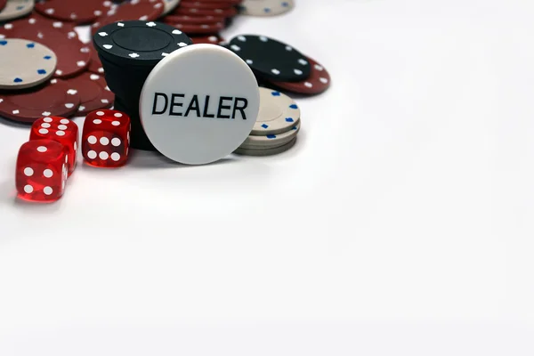 Pokerfiches met rode dobbelstenen en een dealer knop — Stockfoto