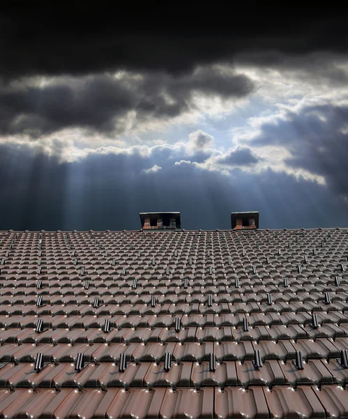 Крыша и шторм — стоковое фото