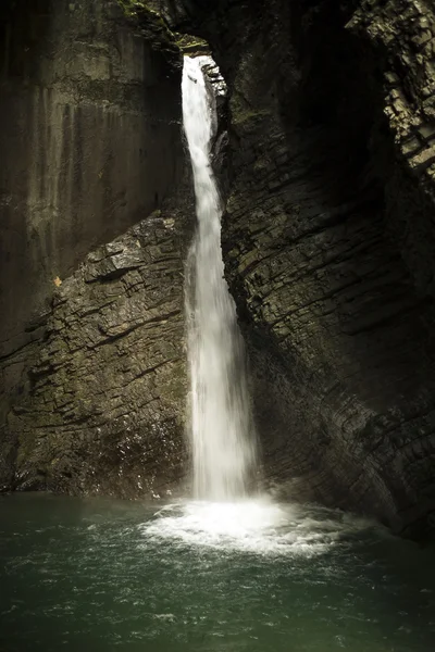 Cascada en una cueva —  Fotos de Stock
