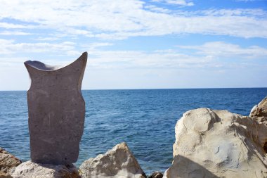 Büyük dengeli taş