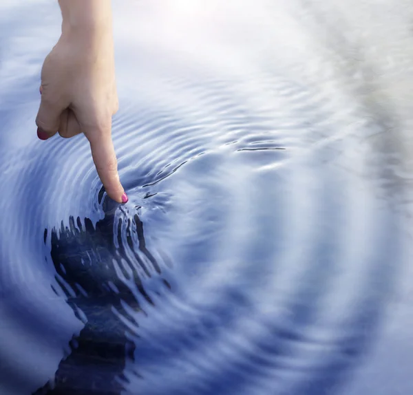 Dedo y agua — Foto de Stock