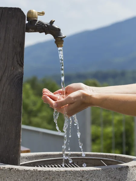 Acqua dal tubo — Foto Stock