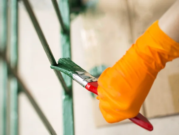 bir boya fırçası ile boyama