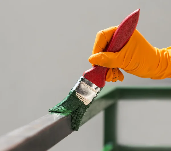 bir boya fırçası ile boyama