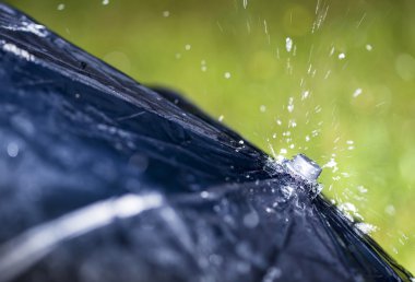 şemsiye yağmur damlaları ile