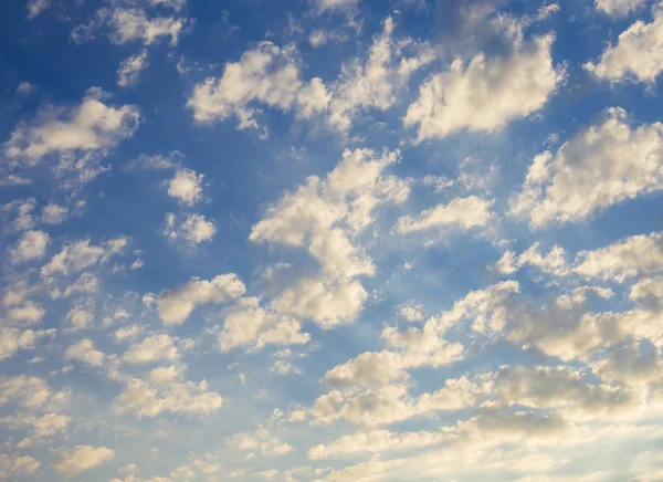 Nubes dispersas — Foto de Stock