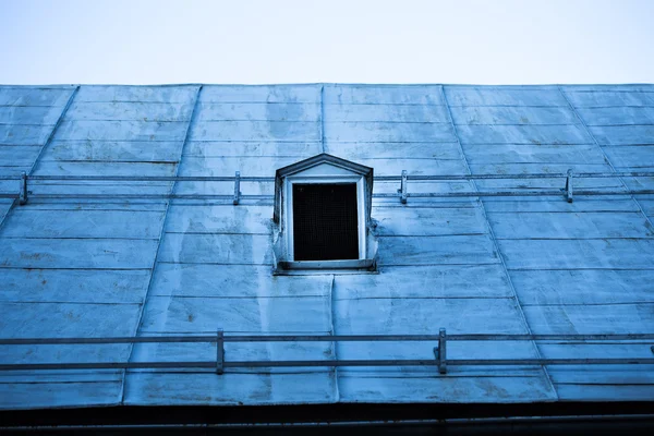 蓝色金属屋面 — 图库照片
