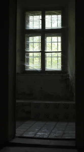 Заброшенное старое окно — стоковое фото
