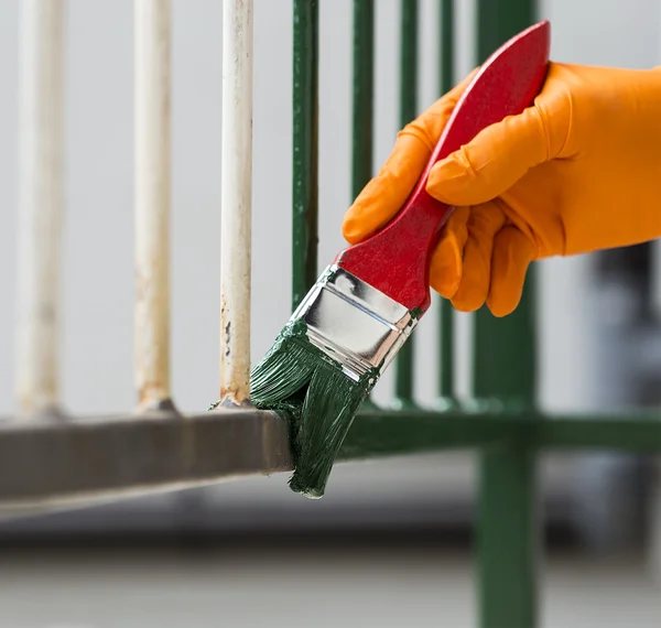 bir boya fırçası ile boyama