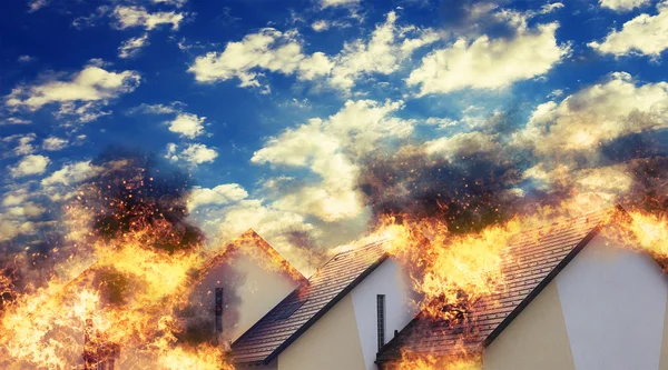 Пожар в жилых домах — стоковое фото
