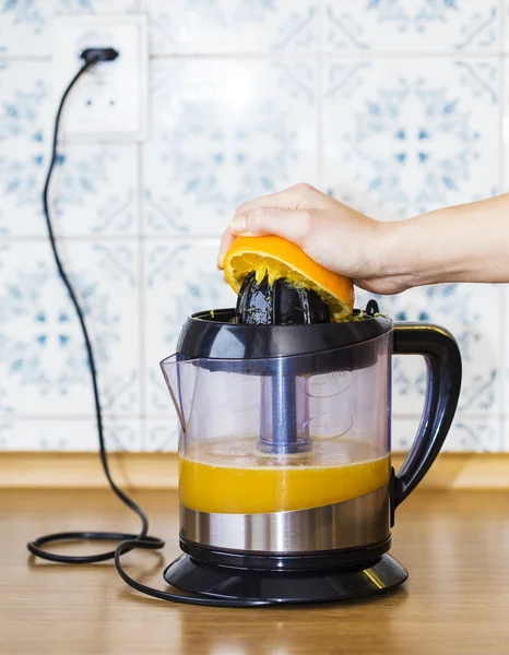 Katı meyve sıkacağı üzerinde sıkma portakal