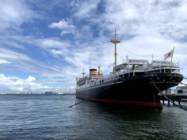 Sahilde gün batımı ve siluet