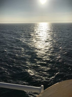 Sahilde gün batımı ve siluet