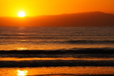 Sahilde gün batımı ve siluet