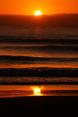 Sahilde gün batımı ve siluet
