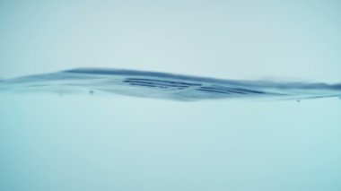φορέα, που πιέζει το κουμπί κινουμένων σχεδίων σε λευκό φόντο
